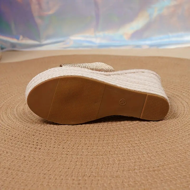 Helga – Stijlvolle sleehak sandalen met geweven patroon
