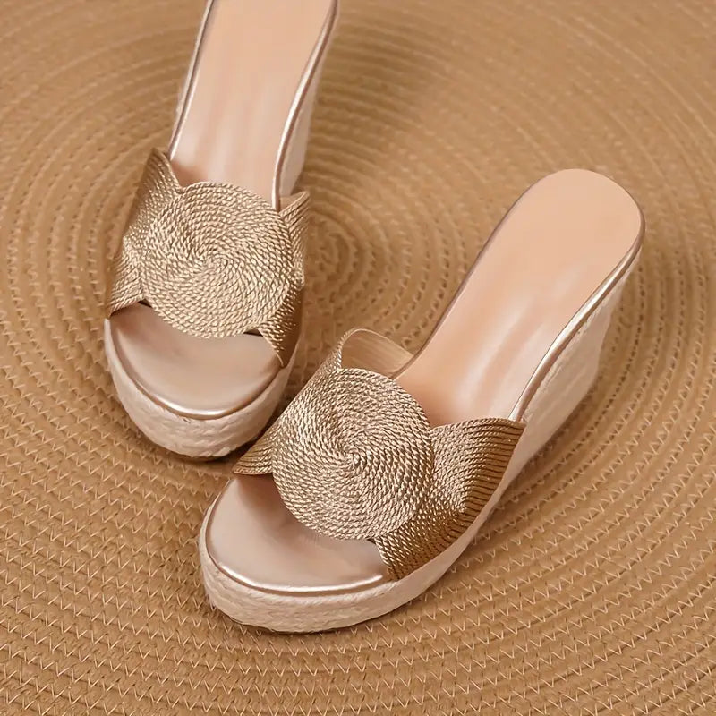 Helga – Stijlvolle sleehak sandalen met geweven patroon