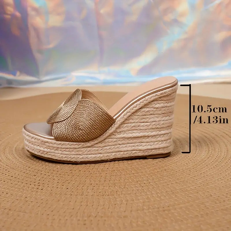 Helga – Stijlvolle sleehak sandalen met geweven patroon